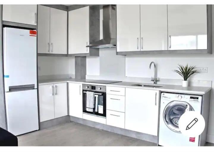 Lovely 2-Bedrooms With Free Parking Canvey Island Exterior photo